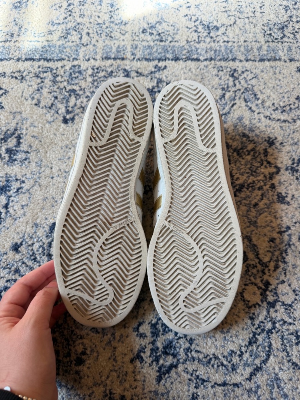 adidas Women's Superstar Sneakers in White and Gold Size 7.5 - Picture 4 of 6